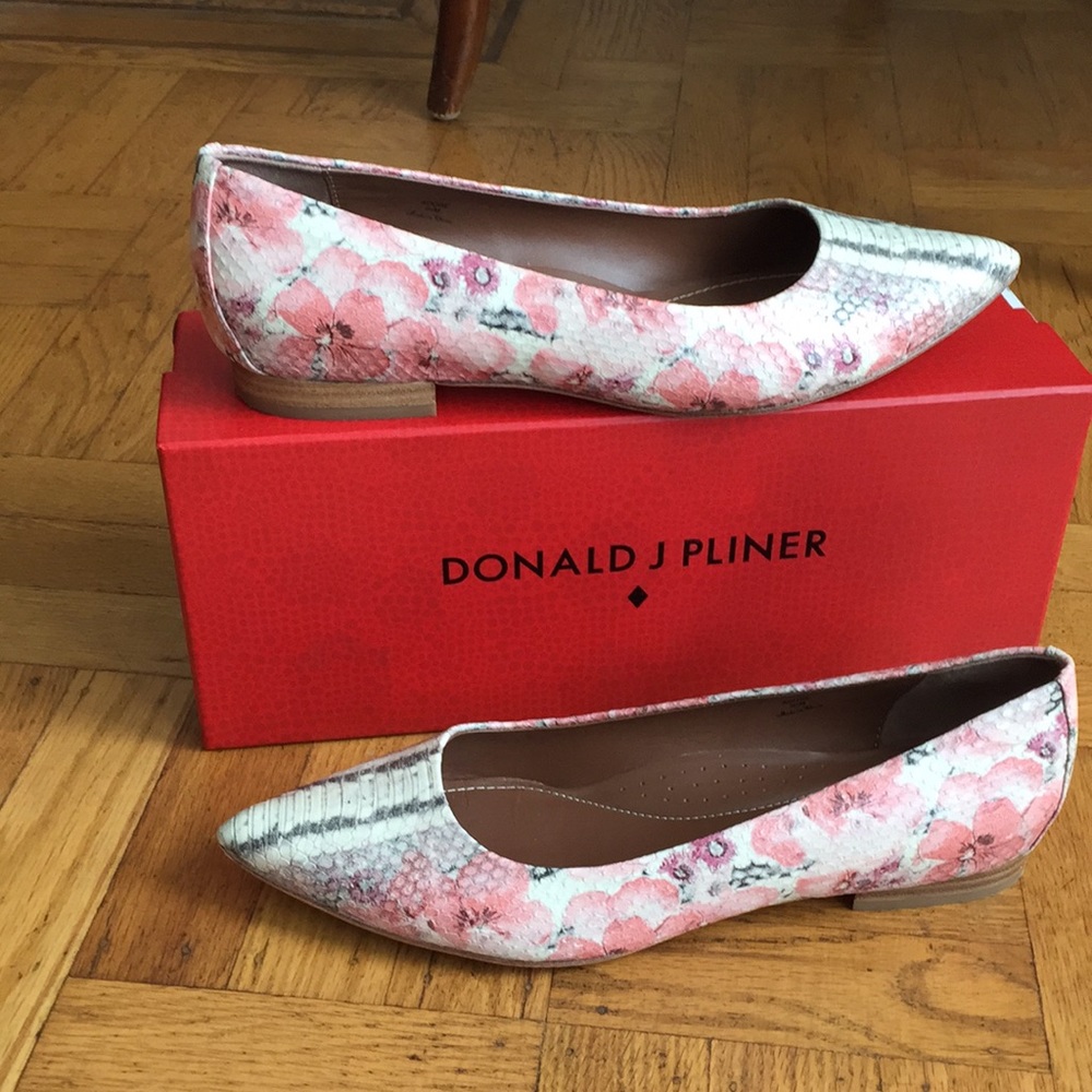 Fabulous Donald J Pliner Adore Snake Fleur Flats Size 9.5